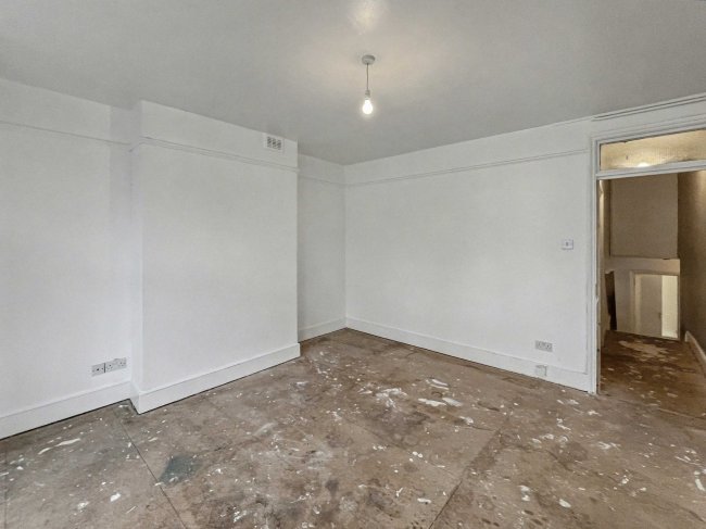 56b Childebert Road, Balham, London SW17 8EX 3