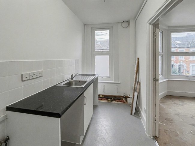 56b Childebert Road, Balham, London SW17 8EX 3