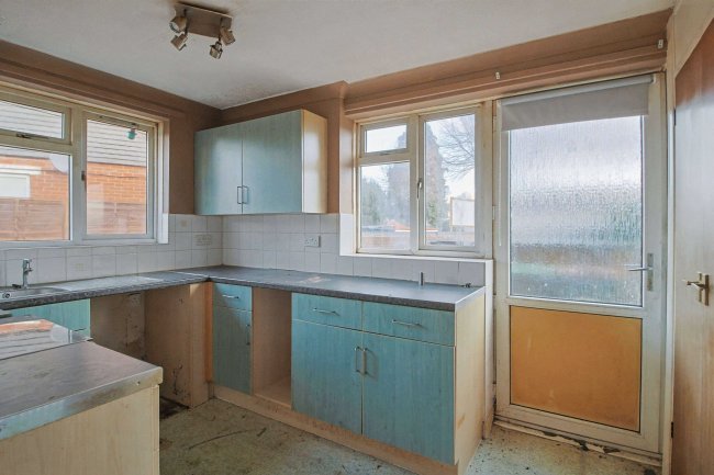 7 Gordon Road, Wimborne, Dorset, BH21 2AP 6