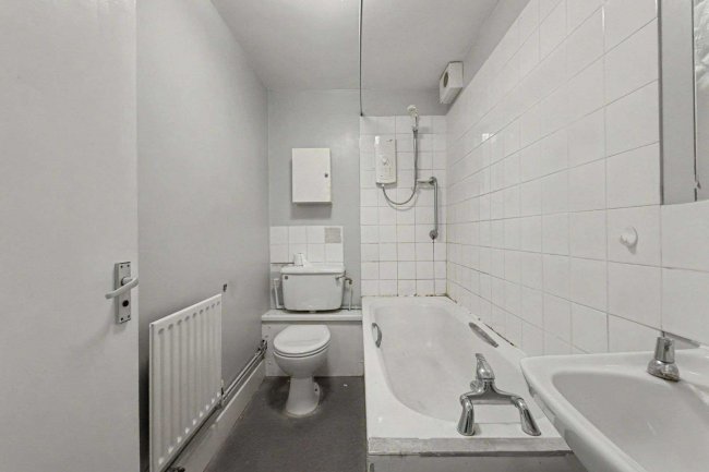 Flats A - C, 29 Nevill Road, Stoke Newington, London N16 8SL 4