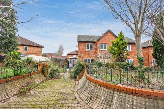 5 Roberts Court, Hallwood Park, Runcorn, WA7 2FH 1