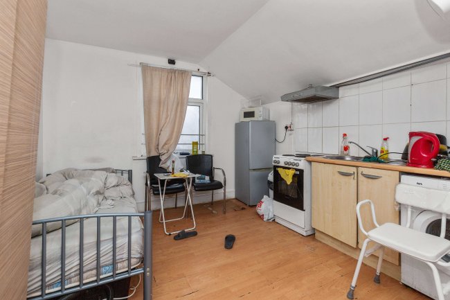 305 Romford Road, London E7 9HA 5