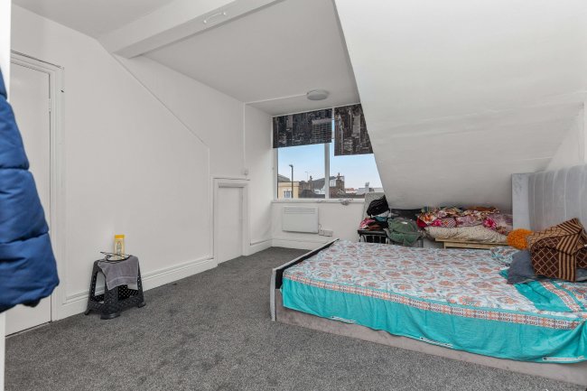 305 Romford Road, London E7 9HA 5