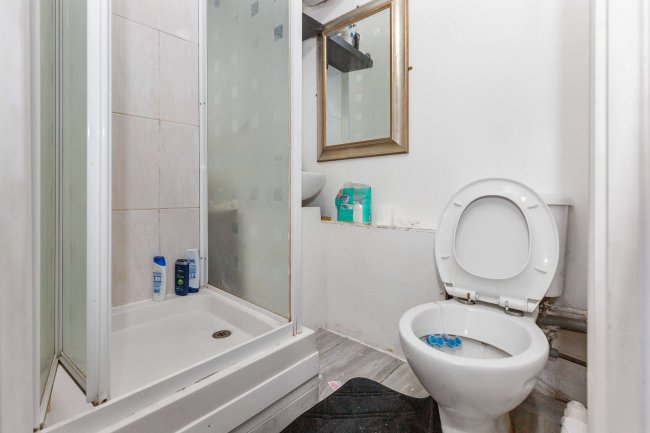 305 Romford Road, London E7 9HA 5