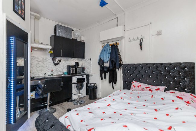 305 Romford Road, London E7 9HA 5