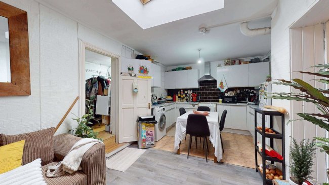 305 Romford Road, London E7 9HA 5