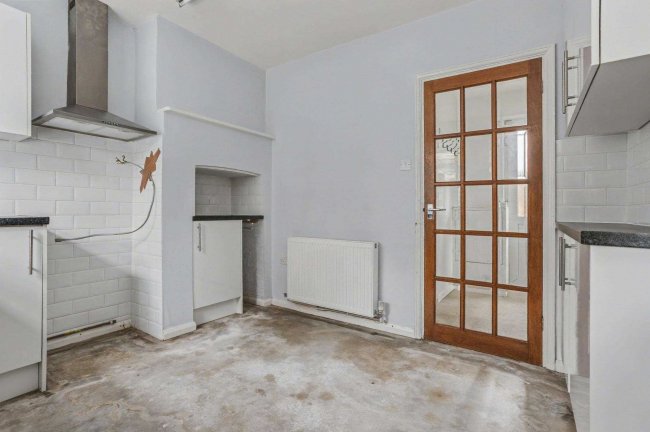 18 Halsford Croft, East Grinstead, RH19 1PA 6