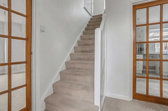 18 Halsford Croft, East Grinstead, RH19 1PA 6