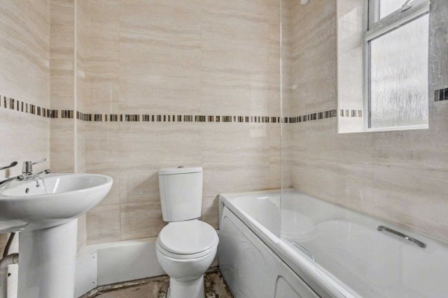 18 Halsford Croft, East Grinstead, RH19 1PA 6