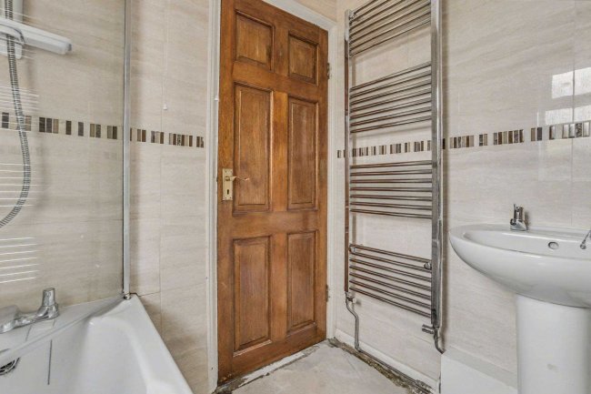 18 Halsford Croft, East Grinstead, RH19 1PA 6