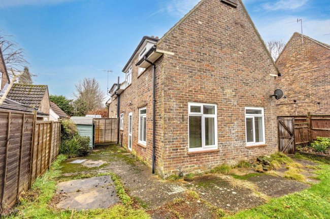 18 Halsford Croft, East Grinstead, RH19 1PA 6