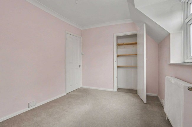 18 Halsford Croft, East Grinstead, RH19 1PA 6