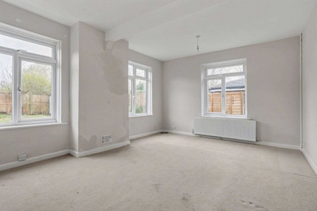 18 Halsford Croft, East Grinstead, RH19 1PA 6