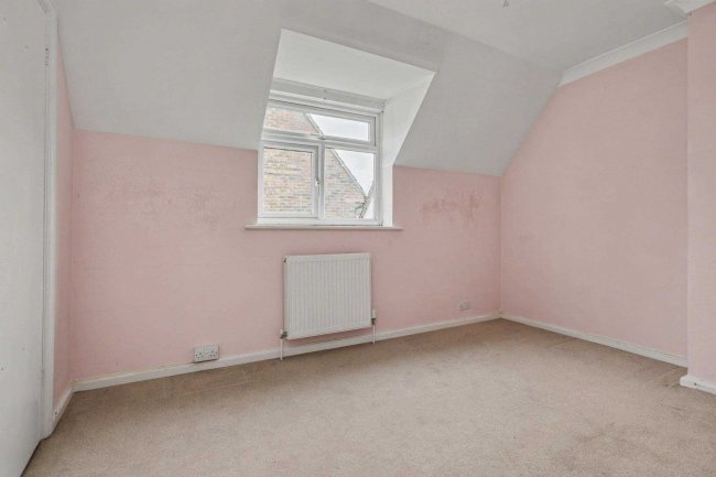 18 Halsford Croft, East Grinstead, RH19 1PA 6