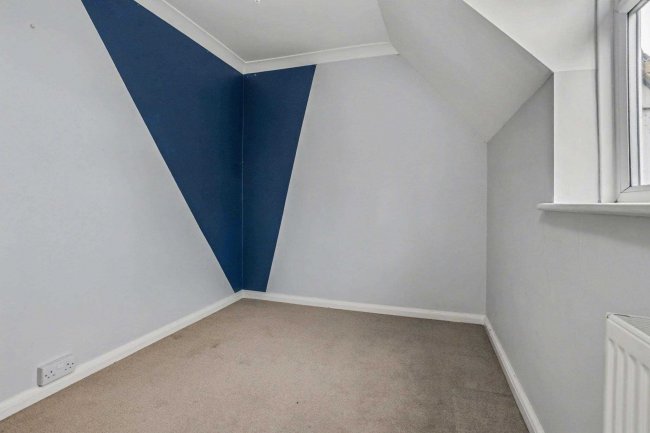 18 Halsford Croft, East Grinstead, RH19 1PA 6