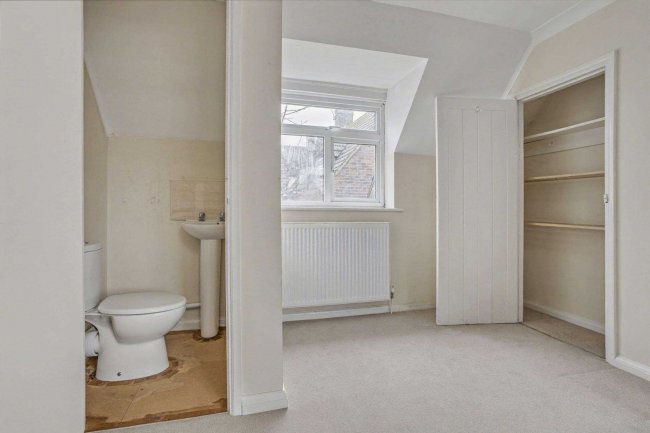 18 Halsford Croft, East Grinstead, RH19 1PA 6