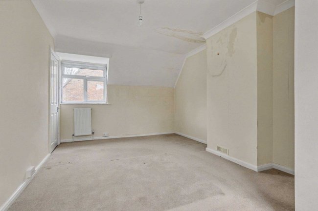 18 Halsford Croft, East Grinstead, RH19 1PA 6