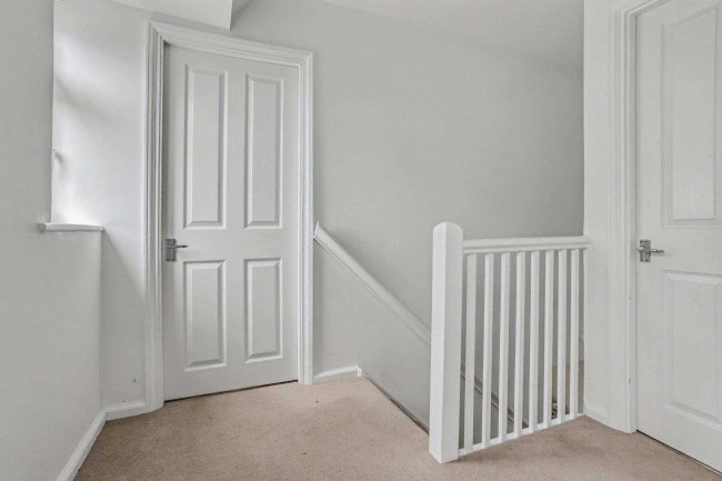 18 Halsford Croft, East Grinstead, RH19 1PA 6