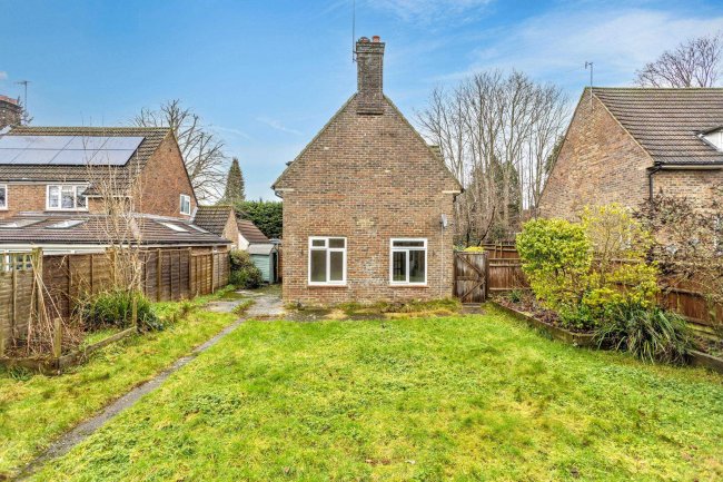 18 Halsford Croft, East Grinstead, RH19 1PA 6