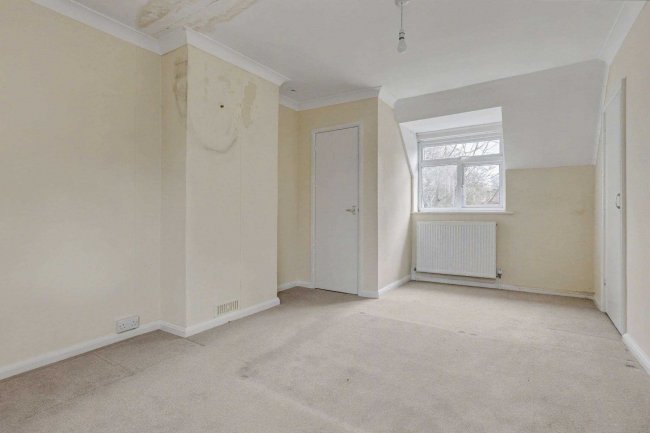 18 Halsford Croft, East Grinstead, RH19 1PA 6