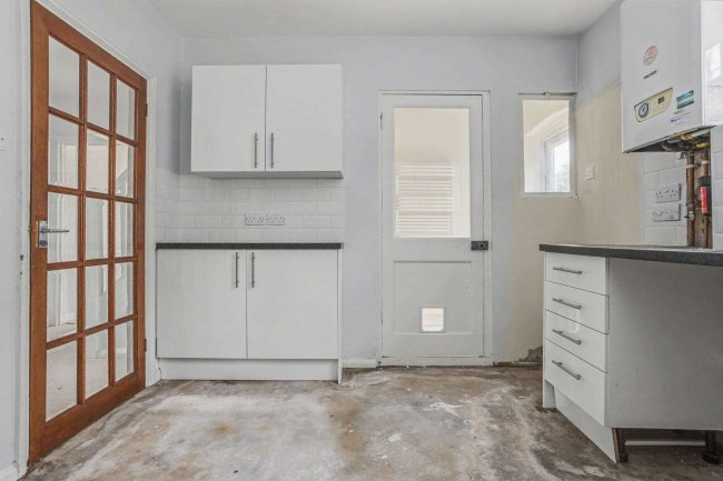 18 Halsford Croft, East Grinstead, RH19 1PA 6