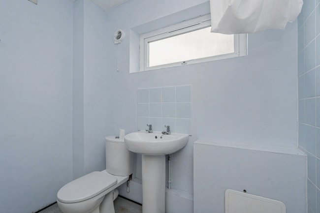 8 Rookwood Avenue, Owlsmoor, GU47 0TW 5