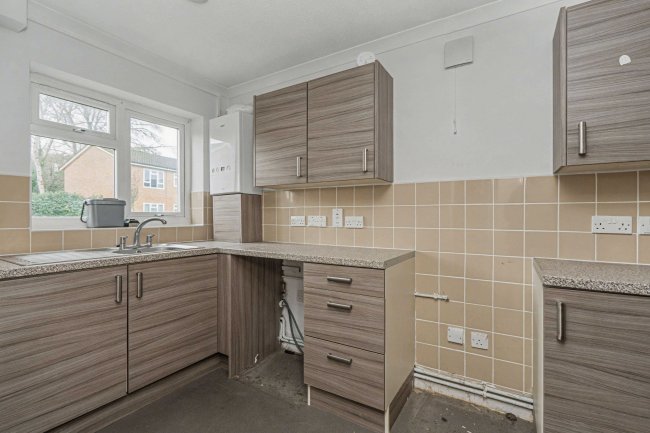 8 Rookwood Avenue, Owlsmoor, GU47 0TW 5