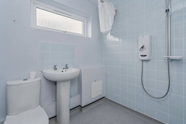 8 Rookwood Avenue, Owlsmoor, GU47 0TW 5