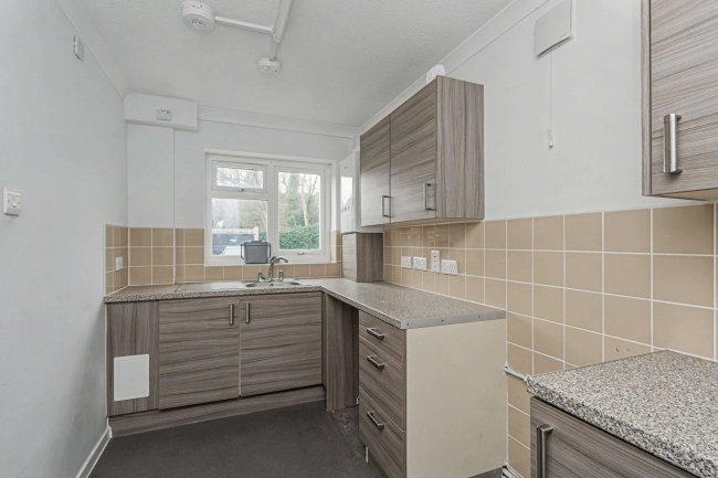 8 Rookwood Avenue, Owlsmoor, GU47 0TW 5