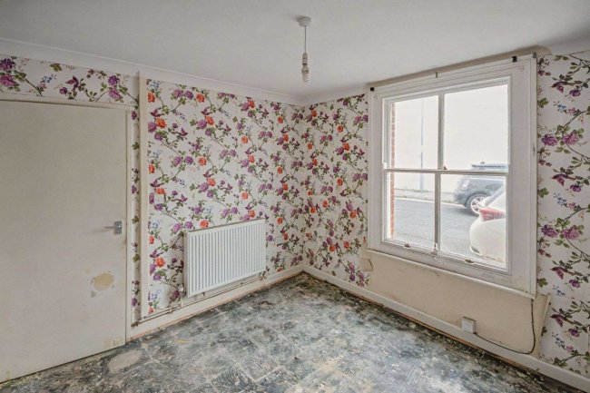 33 Victoria Street, Weymouth, DT4 7EZ 8