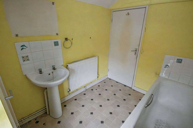 33 Victoria Street, Weymouth, DT4 7EZ 8