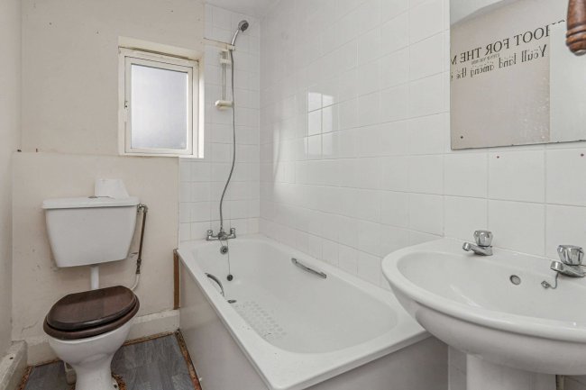 27 The Chantrys, Farnham, Surrey, GU9 7AG 1