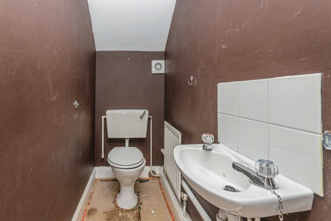 27 The Chantrys, Farnham, Surrey, GU9 7AG 1