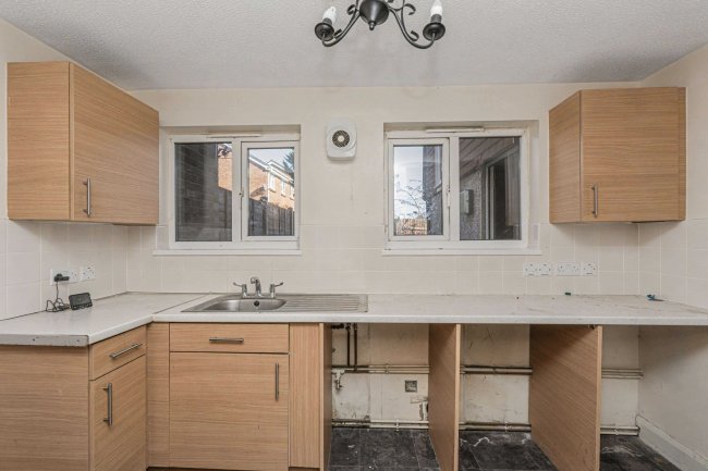 27 The Chantrys, Farnham, Surrey, GU9 7AG 1