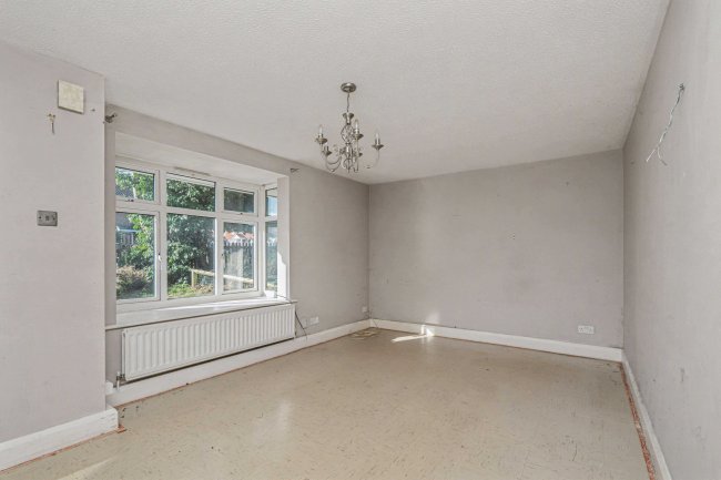 27 The Chantrys, Farnham, Surrey, GU9 7AG 1