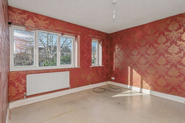 27 The Chantrys, Farnham, Surrey, GU9 7AG 1