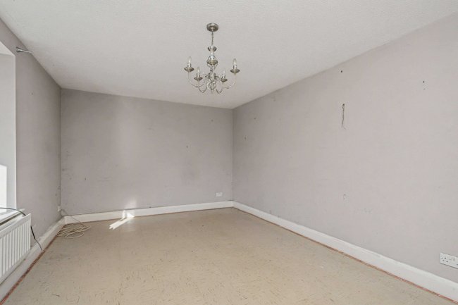 27 The Chantrys, Farnham, Surrey, GU9 7AG 1