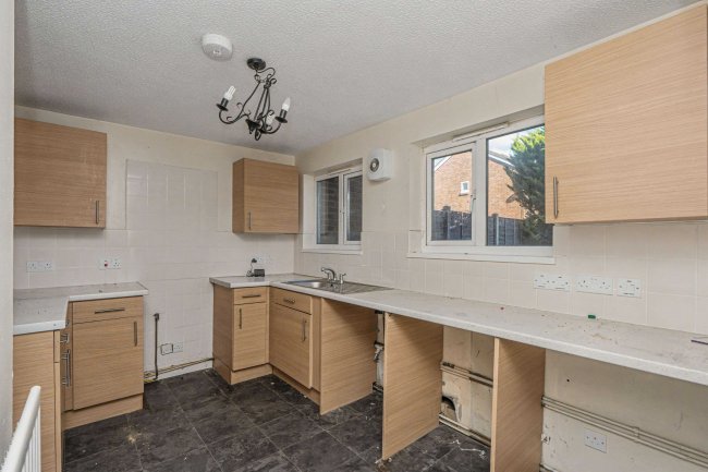 27 The Chantrys, Farnham, Surrey, GU9 7AG 1