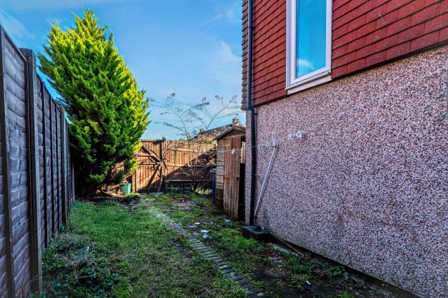 27 The Chantrys, Farnham, Surrey, GU9 7AG 1