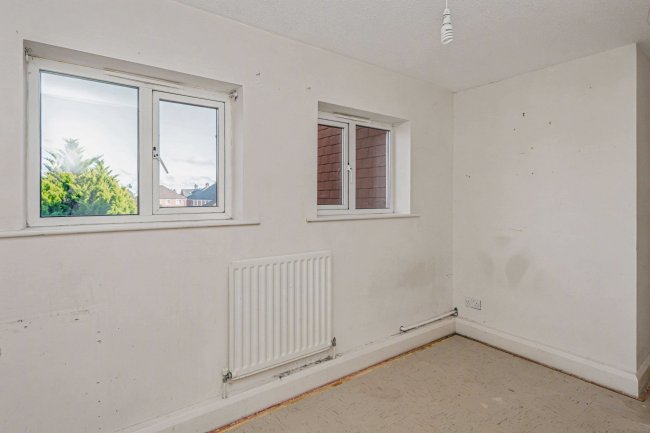 27 The Chantrys, Farnham, Surrey, GU9 7AG 1