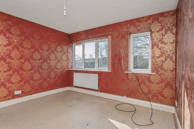 27 The Chantrys, Farnham, Surrey, GU9 7AG 1