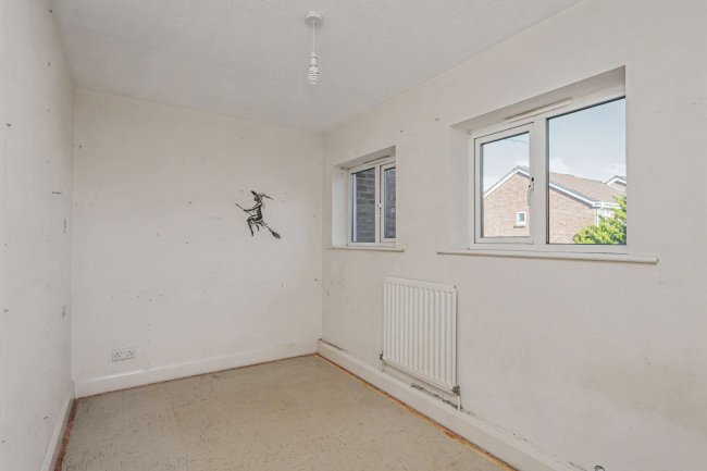 27 The Chantrys, Farnham, Surrey, GU9 7AG 1