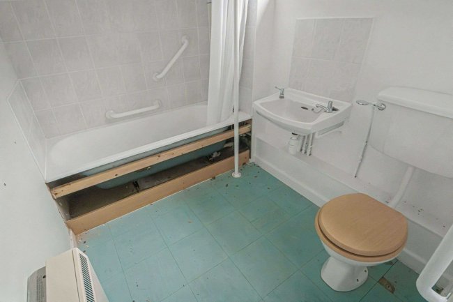 4 Hodge Lane, Malmesbury, Wiltshire, SN16 0BP 8