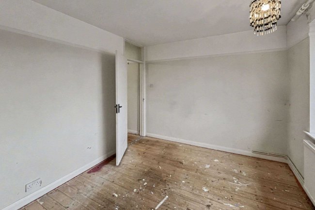 18 Minchin Close, Leatherhead, Surrey, KT22 8BH 4