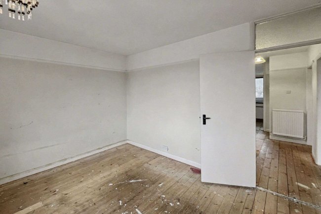 18 Minchin Close, Leatherhead, Surrey, KT22 8BH 4