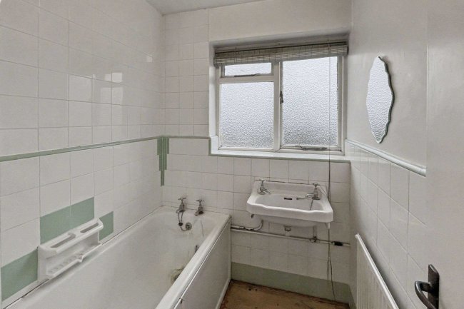 18 Minchin Close, Leatherhead, Surrey, KT22 8BH 4