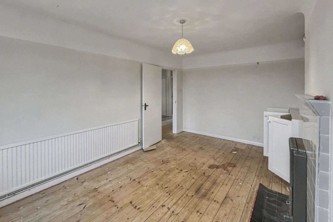 18 Minchin Close, Leatherhead, Surrey, KT22 8BH 4