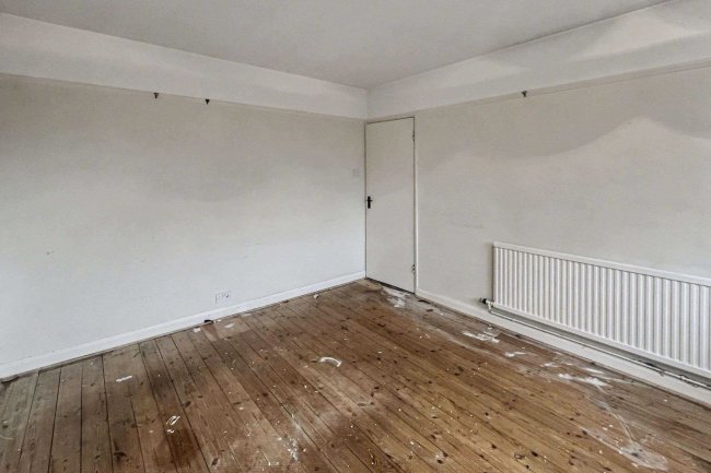 18 Minchin Close, Leatherhead, Surrey, KT22 8BH 4