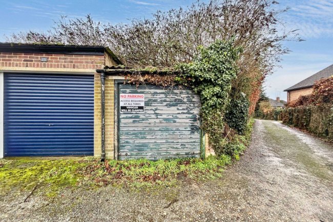 18 Minchin Close, Leatherhead, Surrey, KT22 8BH 4