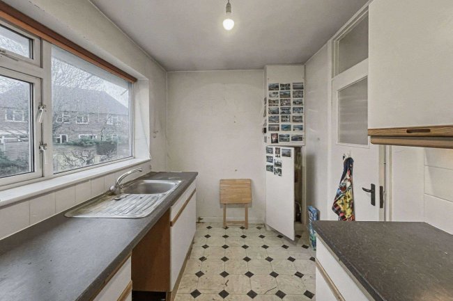 18 Minchin Close, Leatherhead, Surrey, KT22 8BH 4